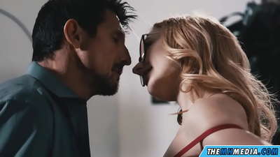 Kugonana mwachikondi ndi blonde waulesi